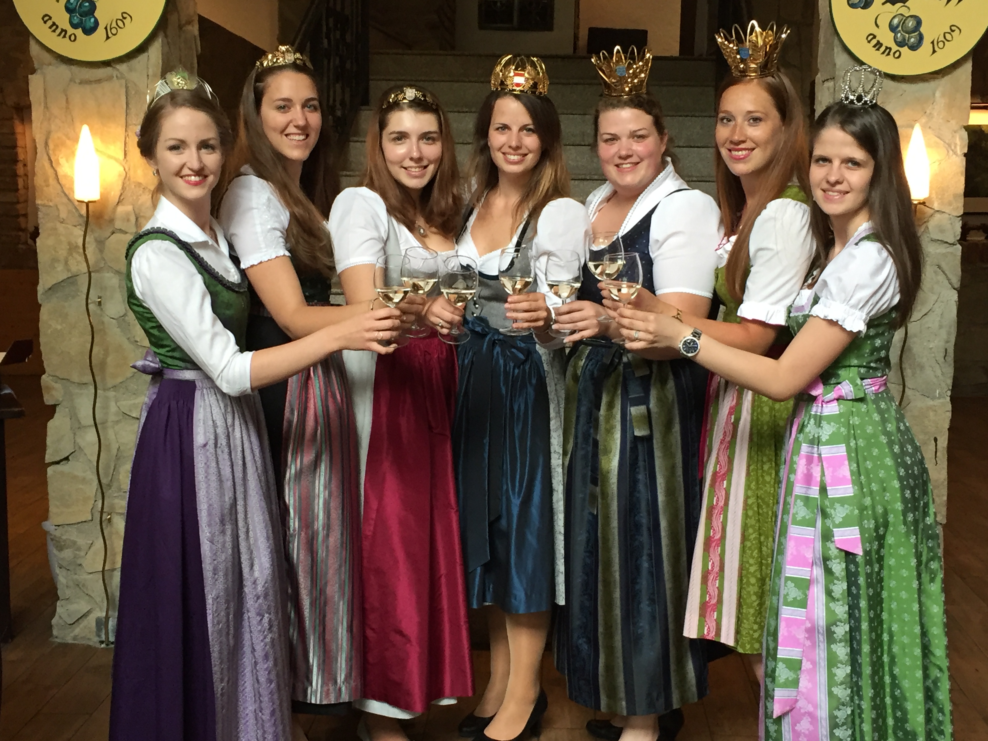 v.l.n.r. Johanna Resch (Weinkönigin der Steiermark), Elisabeth Wolff (Wiens Weinkönigin), Iris-Maria Wolff (Wiens Weinprinzessin), Christina Hugl (Bundes-Weinkönigin aus NÖ), Dagmar Kohl (NÖ Vize-Weinkönigin), Victoria Gottschuly (NÖ Vize-Weinkönigin) und Melanie Moser (NÖ Weinprinzessin)